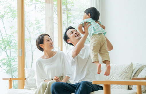 打ち合わせを行う男女
